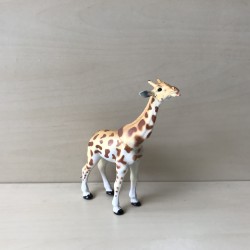 Giraffe.  16 cm. lang en 16 cm. hoog.