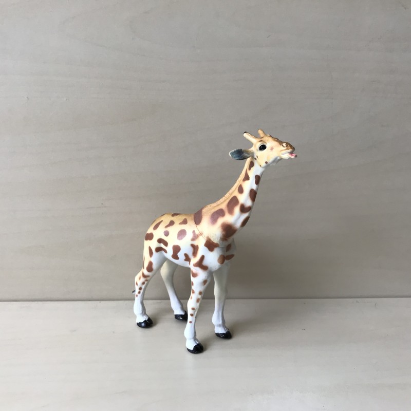 Giraffe.  16 cm. lang en 16 cm. hoog.