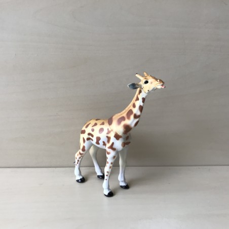 Giraffe.  16 cm. lang en 16 cm. hoog.