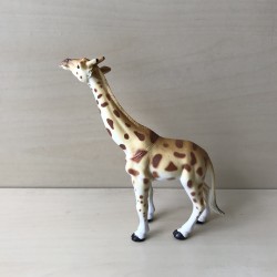 Giraffe.  16 cm. lang en 16 cm. hoog.
