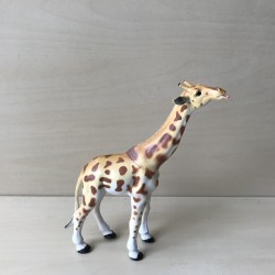 Giraffe.  16 cm. lang en 16 cm. hoog.