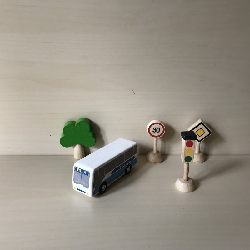 Plan Toys :  Stadsbus met stoplicht, borden en boom.