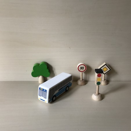 Plan Toys :  Stadsbus met stoplicht, borden en boom.