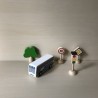 Plan Toys :  Stadsbus met stoplicht, borden en boom.