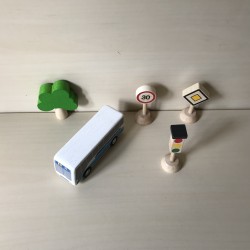 Plan Toys :  Stadsbus met stoplicht, borden en boom.