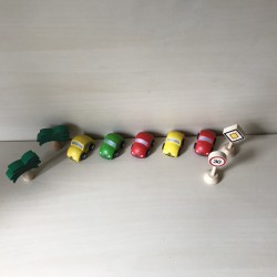 Plan Toys : 5 auto’s, borden en 2 palmen.