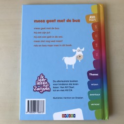 Mees gaat met de bus