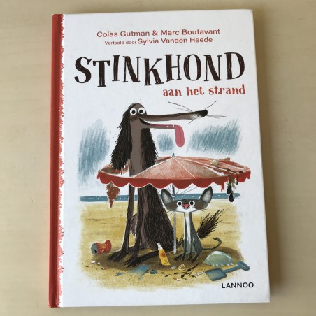Stinkhond aan het strand