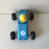 Blauwe houten auto.
