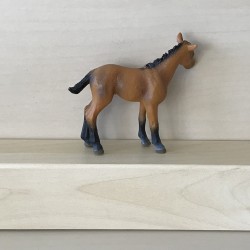 Géén Schleich : Veulen. 9 cm. hoog en 9,5 cm. lang. ( wel de kwaliteit van Schleich)