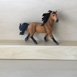 Géén Schleich : Paard. 11 cm. hoog en 13 cm. lang. ( kwaliteit van Schleich)