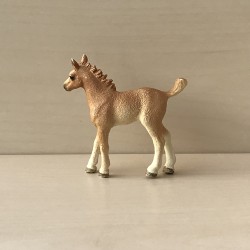 Schleich : Veulen. 8 cm. hoog en 9 cm. lang.