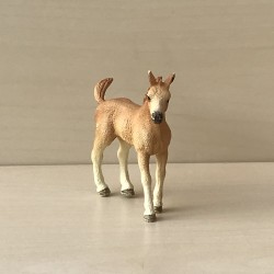 Schleich : Veulen. 8 cm. hoog en 9 cm. lang.