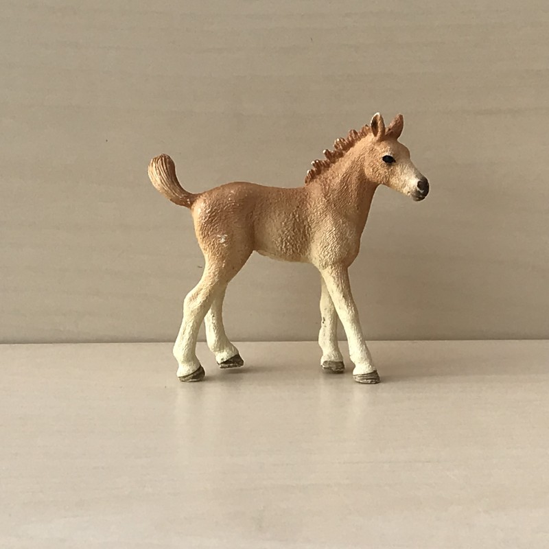 Schleich : Veulen. 8 cm. hoog en 9 cm. lang.