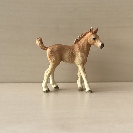 Schleich : Veulen. 8 cm. hoog en 9 cm. lang.