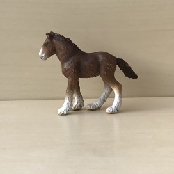 Schleich : Veulen. 8,5 cm. hoog en 10 cm. lang.