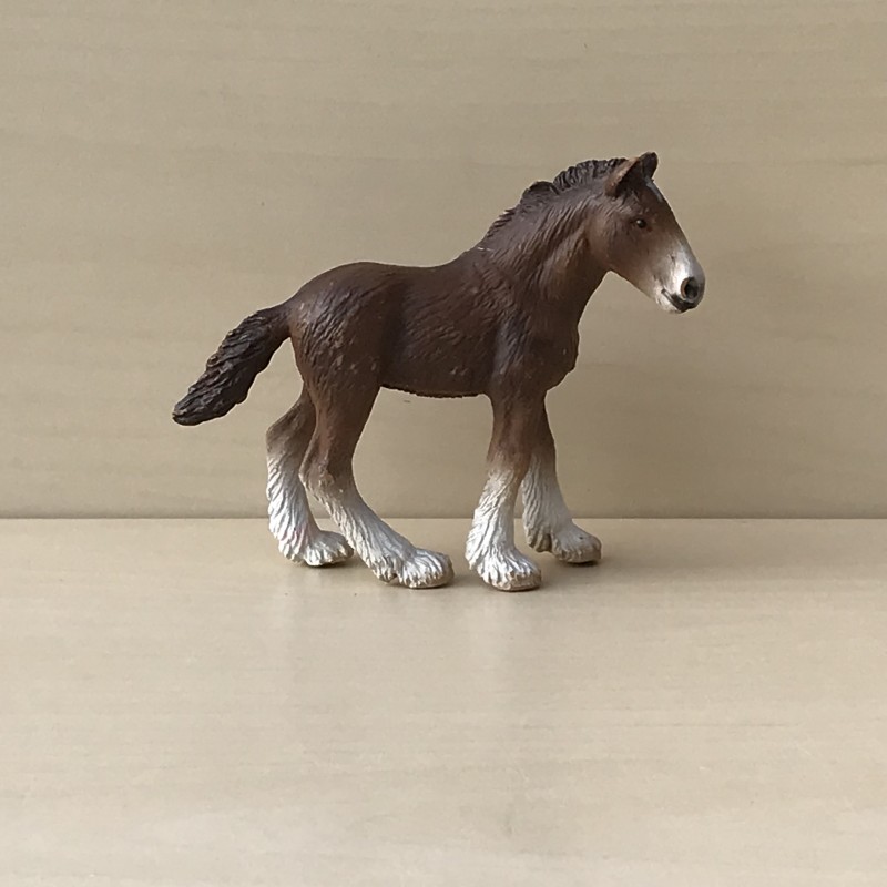 Schleich : Veulen. 8,5 cm. hoog en 10 cm. lang.