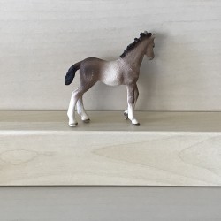 Schleich : Veulen 8 cm. hoog en 9 cm. lang.