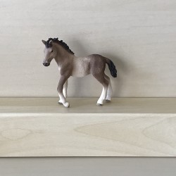 Schleich : Veulen 8 cm. hoog en 9 cm. lang.