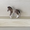Schleich : Veulen 8 cm. hoog en 9 cm. lang.