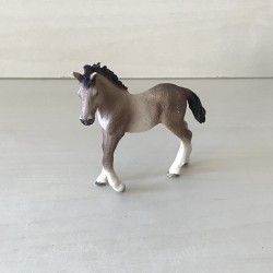 Schleich : Veulen 8 cm. hoog en 9 cm. lang.