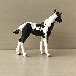 Schleich : Veulen. 8,5 cm. hoog en 9 cm. lang.