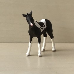 Schleich : Veulen. 8,5 cm. hoog en 9 cm. lang.