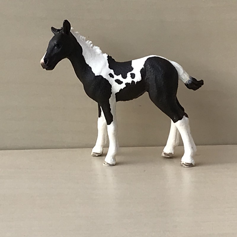 Schleich : Veulen. 8,5 cm. hoog en 9 cm. lang.