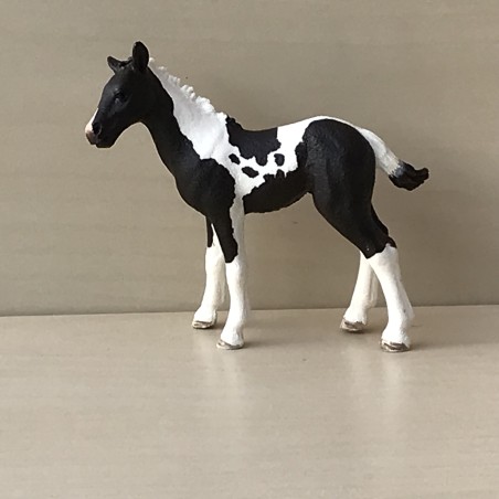 Schleich : Veulen. 8,5 cm. hoog en 9 cm. lang.