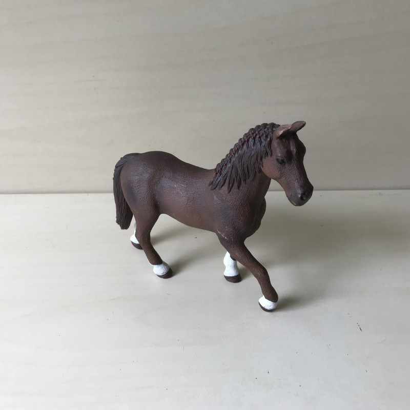 Schleich : Paard. 10,5 cm. hoog en 13 cm. lang.