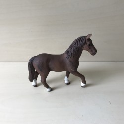 Schleich : Paard. 10,5 cm. hoog en 13 cm. lang.