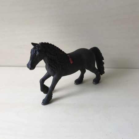 Schleich : Paard. 10,5 cm. hoog en 15 cm. lang.