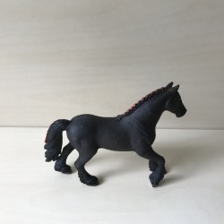 Schleich : Paard. 10,5 cm. hoog en 15 cm. lang.