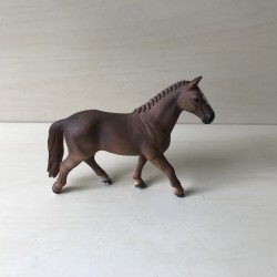 Schleich : Paard. 10,5 cm. hoog en 14 cm. lang.