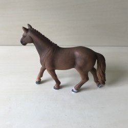 Schleich : Paard. 10,5 cm. hoog en 14 cm. lang.