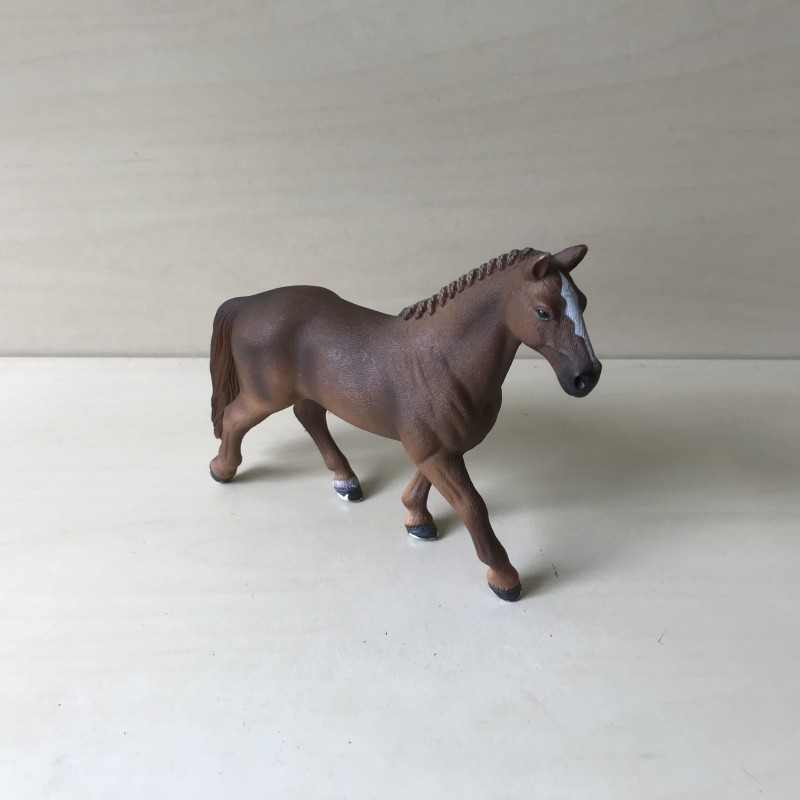 Schleich : Paard. 10,5 cm. hoog en 14 cm. lang.