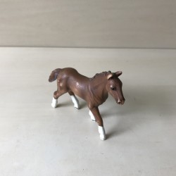 Schleich : Veulen.  8 cm. hoog en 10 cm. lang.