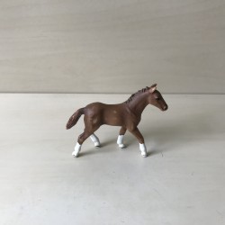 Schleich : Veulen.  8 cm. hoog en 10 cm. lang.