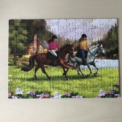 Puzzel 100 stukjes: Girls & Horses: A gallop in the Meadow