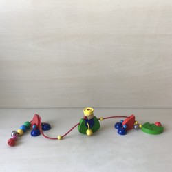 Een houten boxhanger of kinderwagenspanner.
