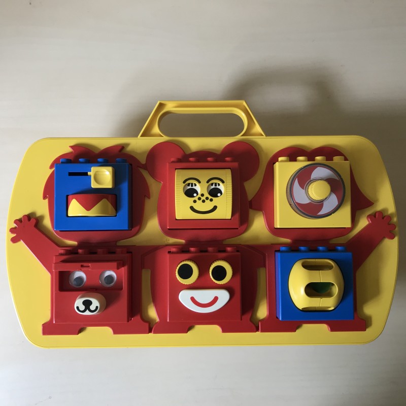 Duplo : Een plaat met oogjes om aan de box te hangen.