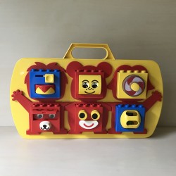 Duplo : Een plaat met oogjes om aan de box te hangen.
