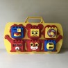 Duplo : Een plaat met oogjes om aan de box te hangen.