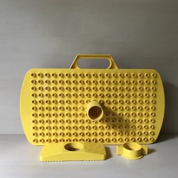 Duplo : Een plaat met oogjes om aan de box te hangen.