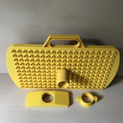 Duplo : Een plaat met oogjes om aan de box te hangen.