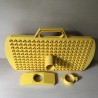 Duplo : Een plaat met oogjes om aan de box te hangen.