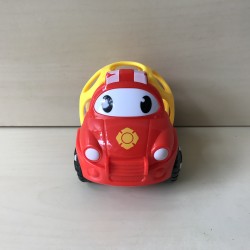 Oball autootje : 10,5 cm. hoog en 12 cm. lang.