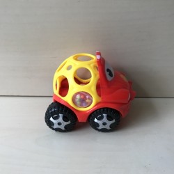Oball autootje : 10,5 cm. hoog en 12 cm. lang.