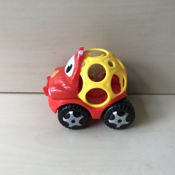 Oball autootje : 10,5 cm. hoog en 12 cm. lang.
