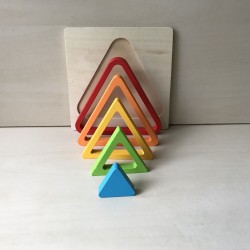 Houten puzzel regenboogdriehoek.